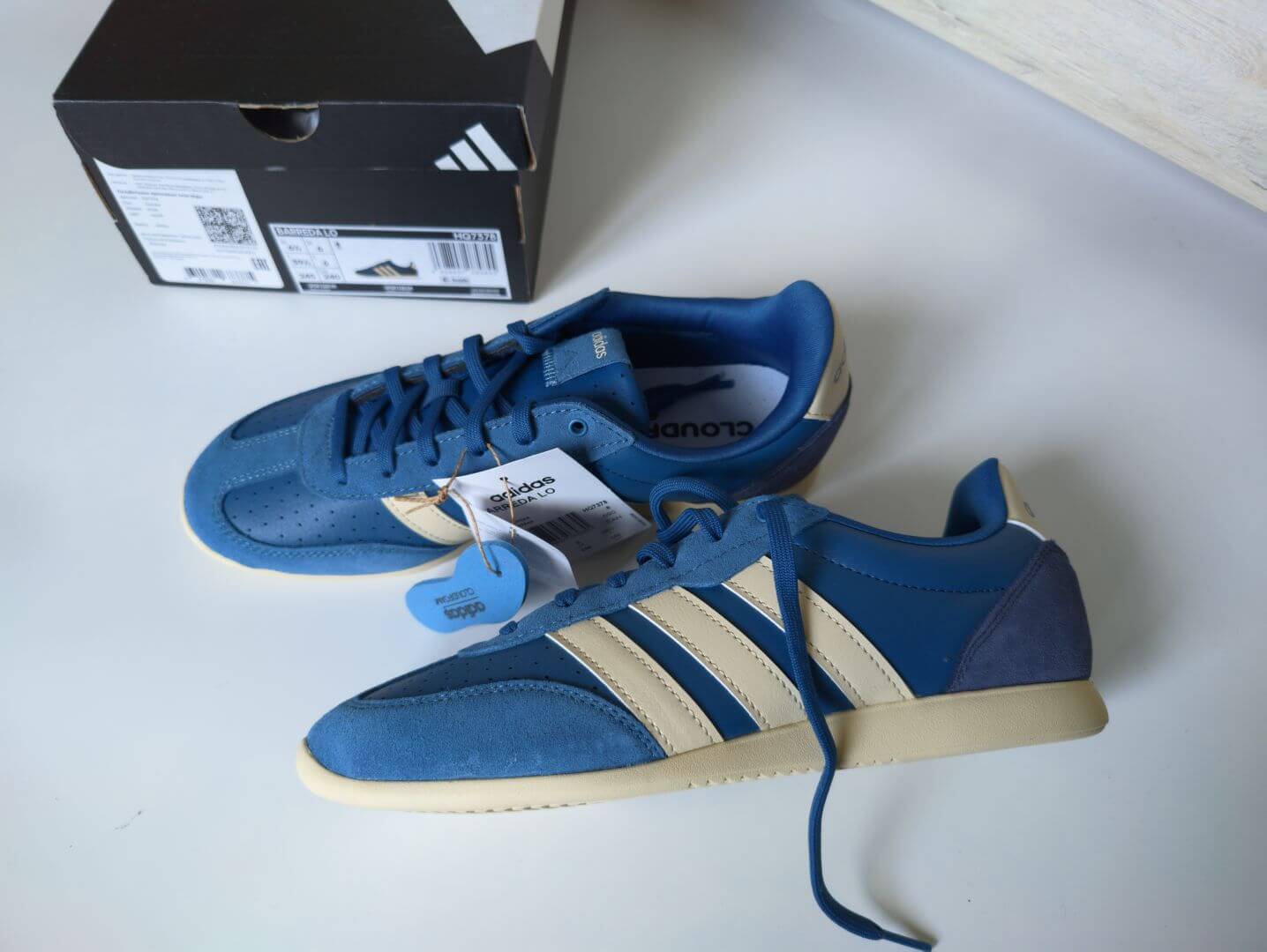 Синие кроссовки adidas Barreda Lo HQ7378 у фирменной коробки, навесные бирки не срезаны