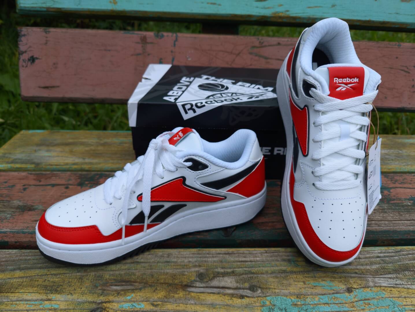 Белые Reebok ATR Chill с красным и чёрным Vector перед чёрной коробкой Above the Rim