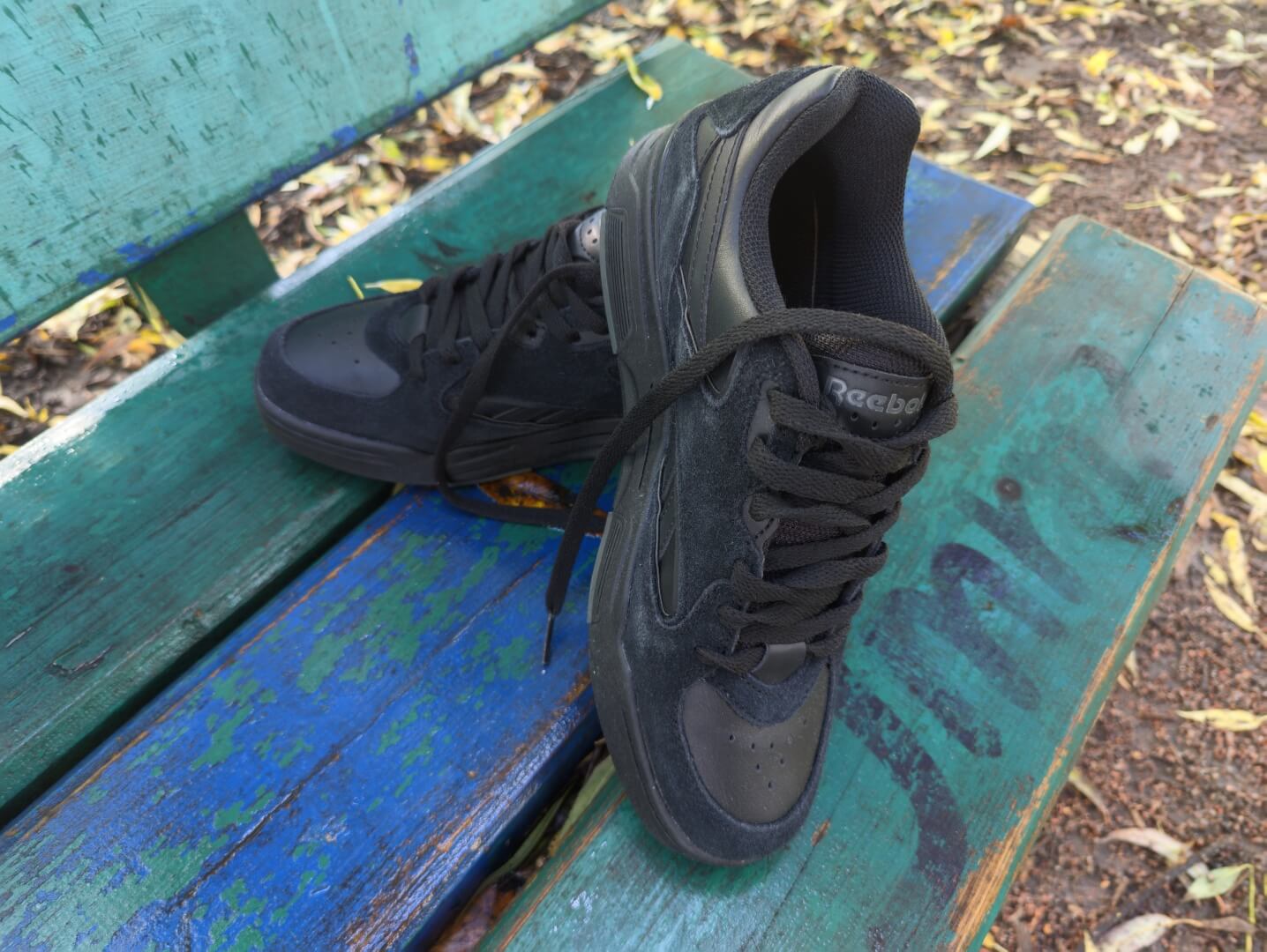Черный кроссовок Reebok BB 4500 DMX на лавке: ворсистый носок, гладкие боковые панели и серый логотип Reebok