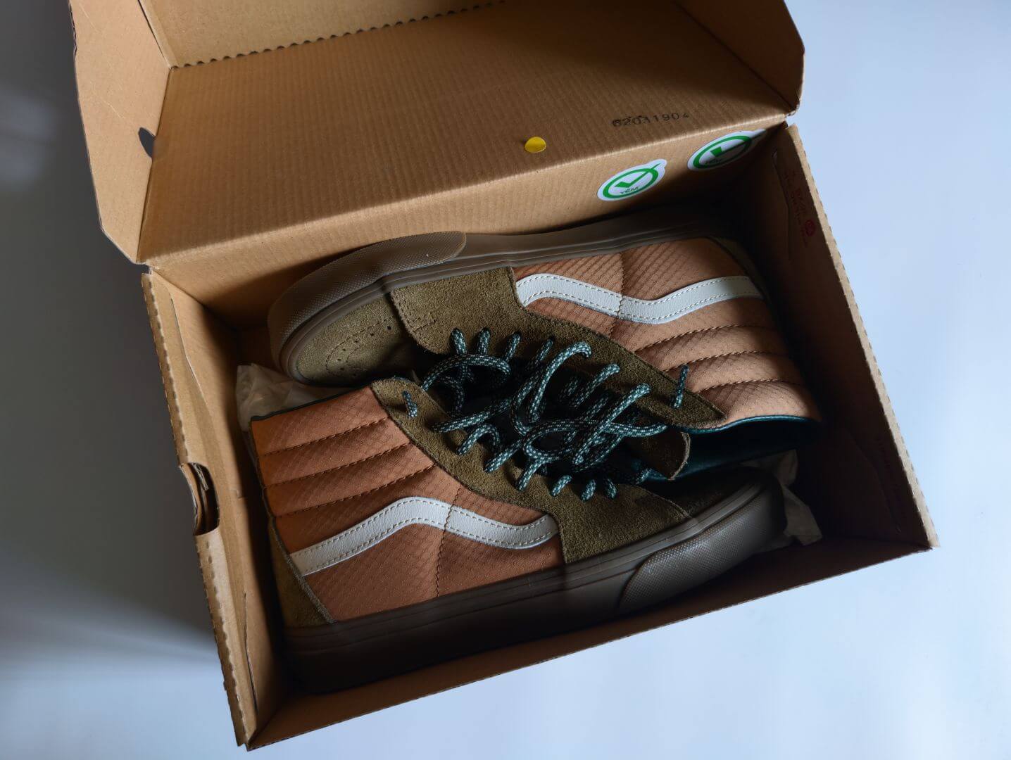 Высокие кеды Vans Sk8-Hi в открытой коробке: оливковая замша, терракотовые стёганые вставки, круглые бело-зелёные шнурки