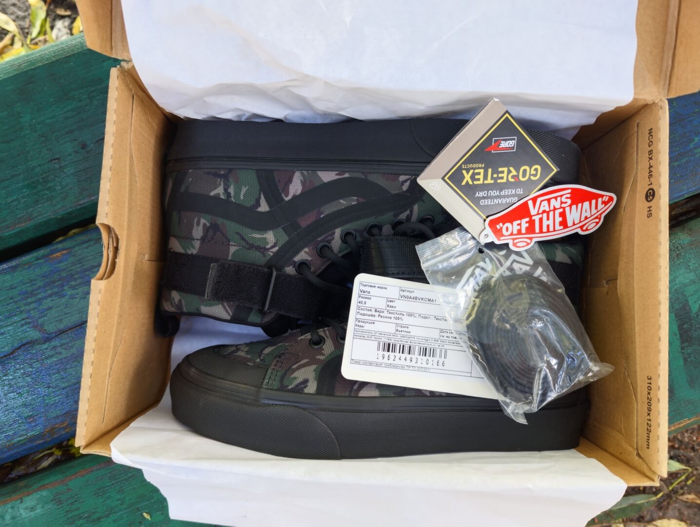 Новые кеды Vans Sk8-Hi GTX x RÆBURN в камуфляже в коробке: бирка GORE-TEX и запасные шнурки