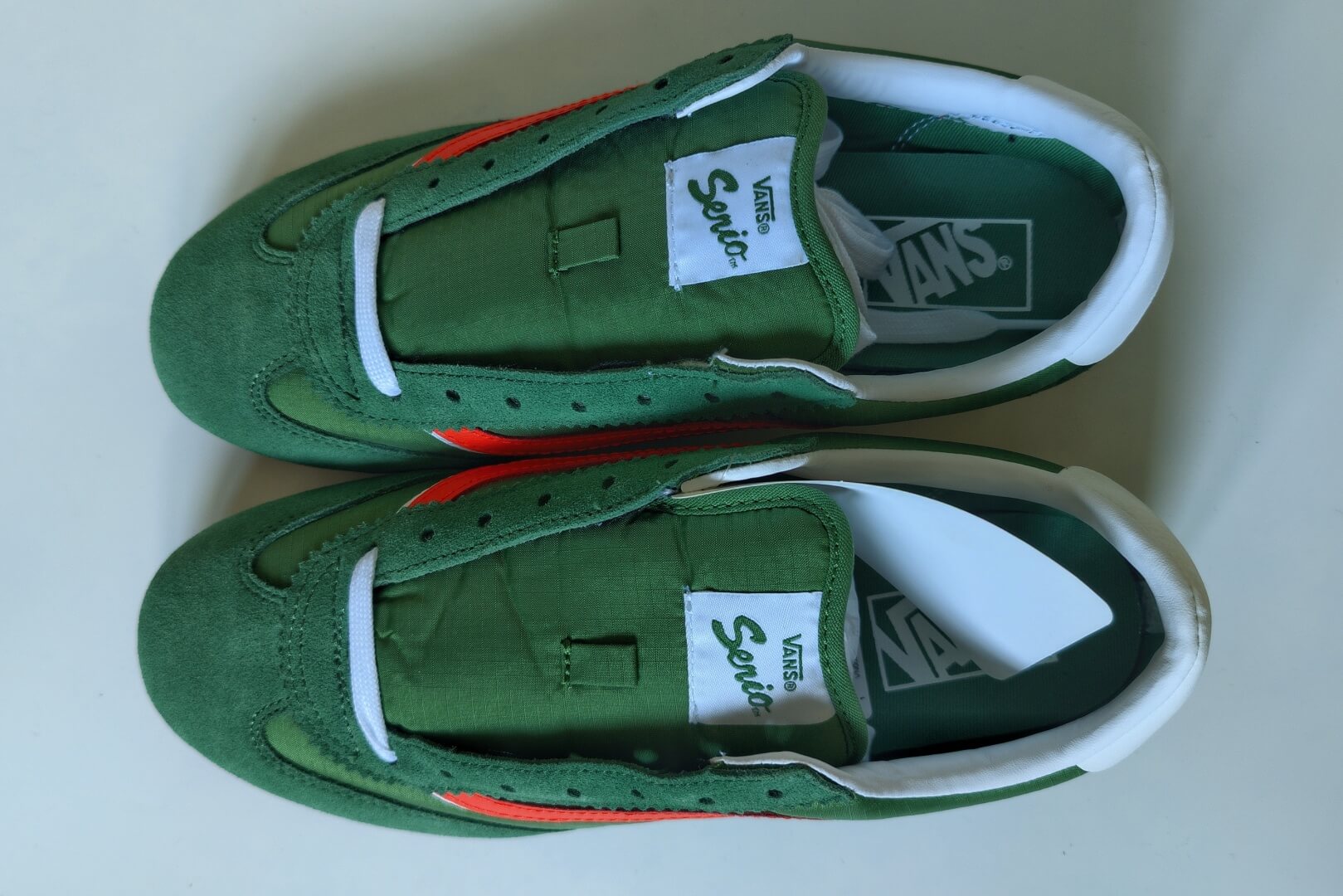 Пара сверху: нашивки Serio на языках, стельки с логотипом Vans